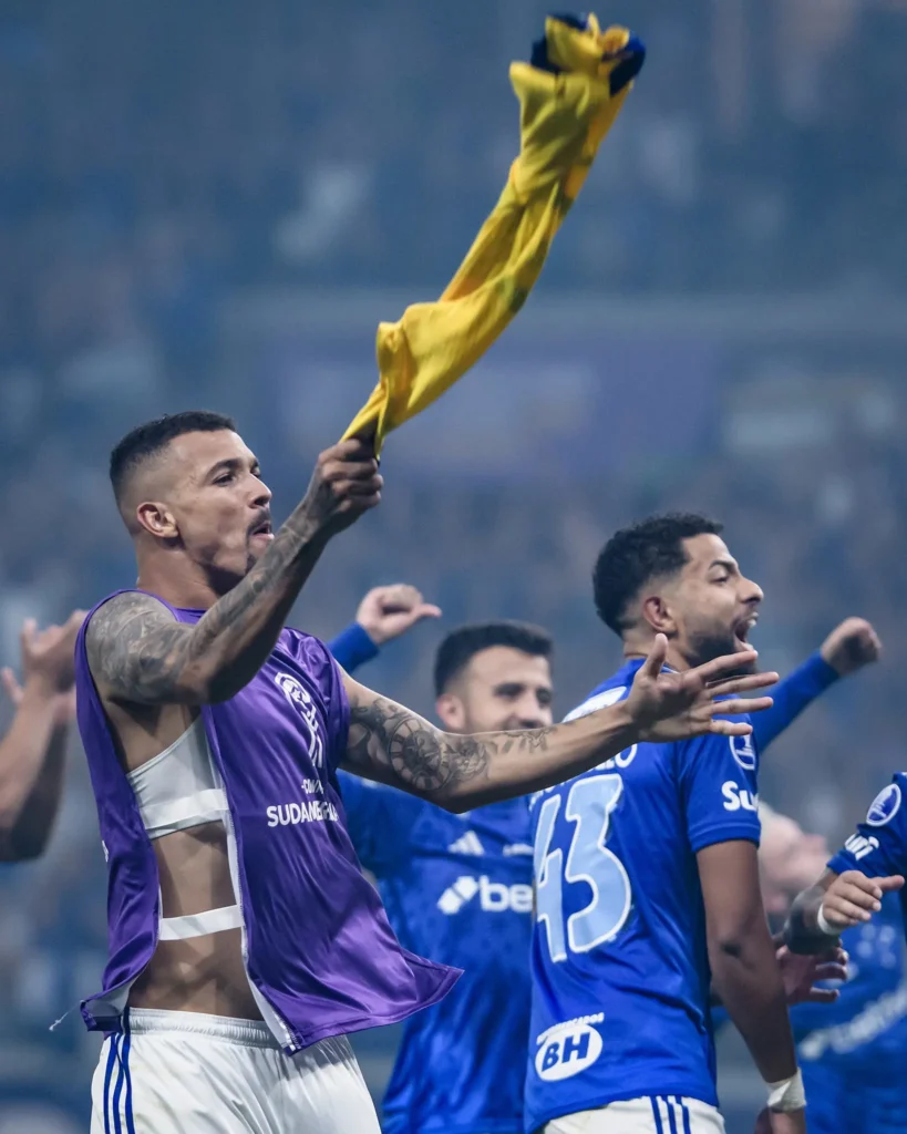 Zé Ivaldo se desculpa com a torcida após erro no jogo Cruzeiro x Boca