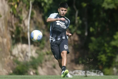 "Almada e Gatito se preparam no Botafogo após Olimpíadas, tornando-se opções contra o Bahia"