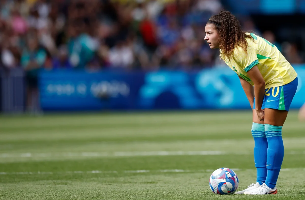 "Angelina, Estrela do Futebol Feminino Brasileiro, Conquista Vaga Olímpica"