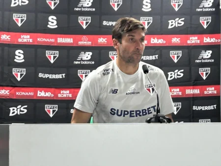 Assistente de Zubeldía critica expulsão de Luciano e lamenta derrota: "Tínhamos chances de vencer"