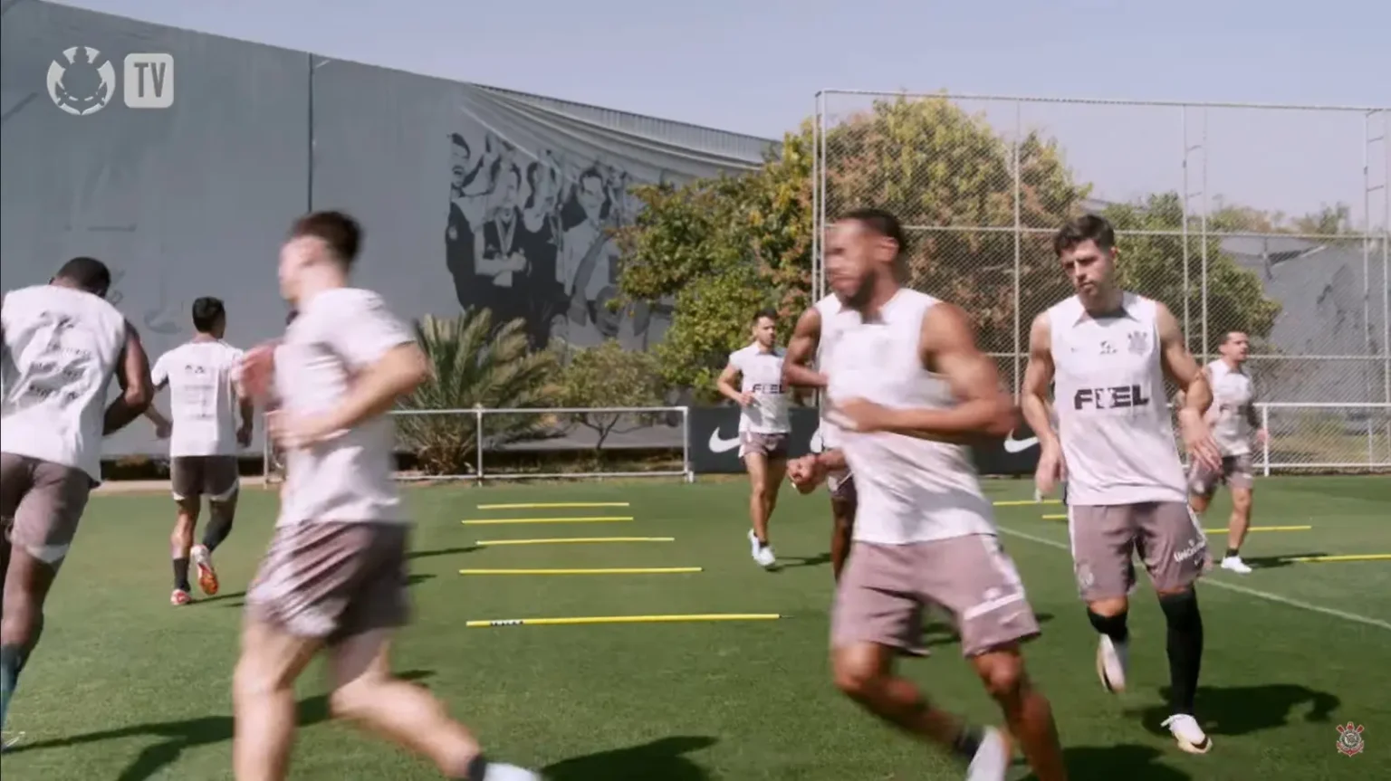 Atacante espanhol se apresenta em treino do Corinthians, mas aguarda regularização.