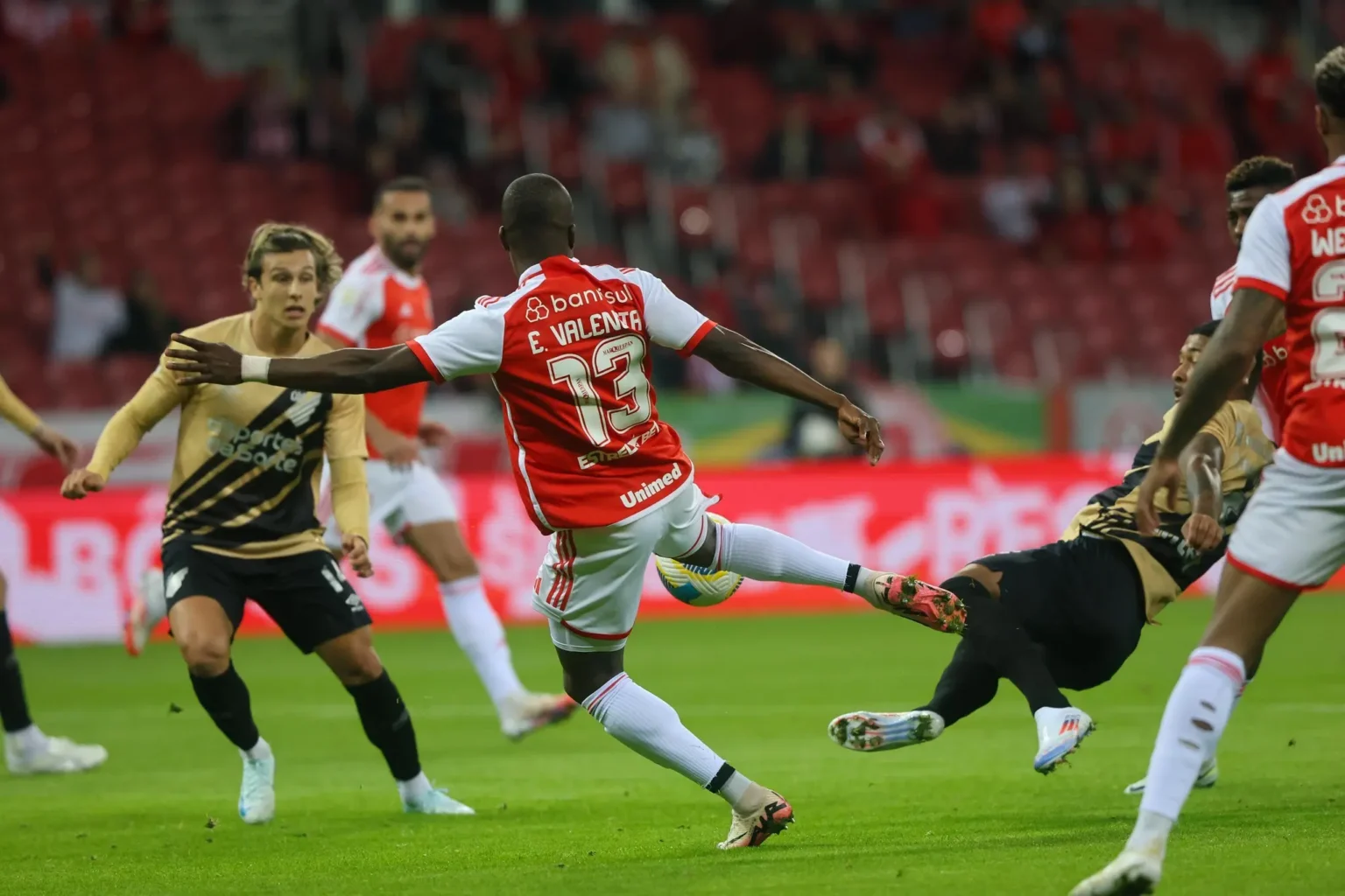 "Athletico Paranaense Sofre Gol no Minuto Final e Perde Oportunidade de Vitória contra o Internacional no Campeonato Brasileiro"