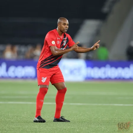 "Athletico-PR: Fernandinho analisa momento da equipe e aponta desafio para alcançar o G6"