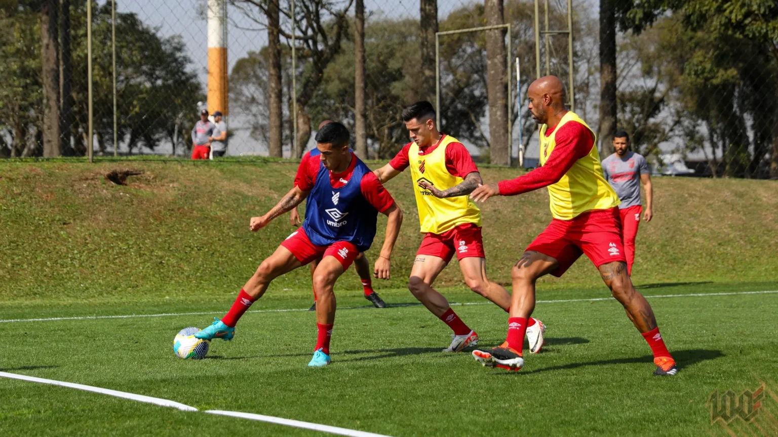 "Athletico se fortalece na defesa e se prepara para enfrentar o Bragantino; confira os relacionados"