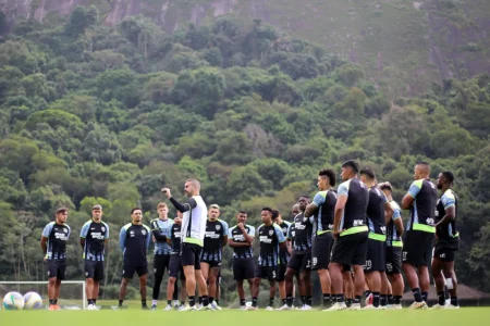 "Botafogo Busca Reforço Defensivo Urgente para as Oitavas da Libertadores"