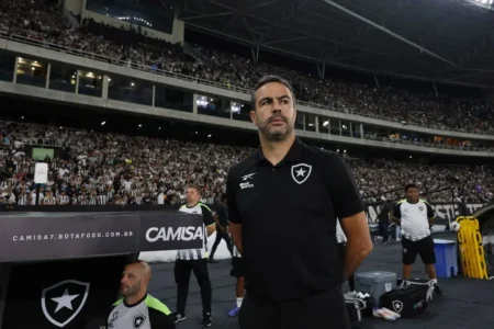 "Botafogo Conquista Histórica: Presença Simultânea nas Três Principais Competições Brasileiras em Agosto"