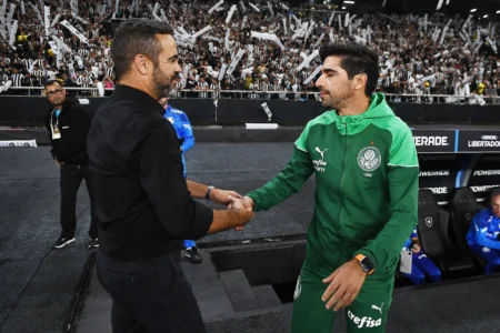 "Botafogo Contagiado pela Festa: Artur Jorge Pede Confiança nos Jogadores"