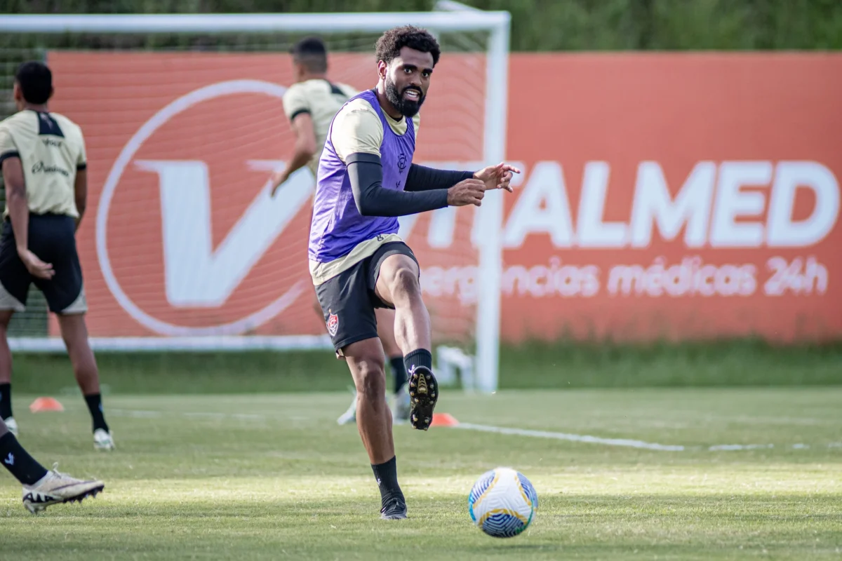 "Caio Vinícius do Vitória se recupera de lesão e retoma treinamentos; Ryller segue em tratamento"