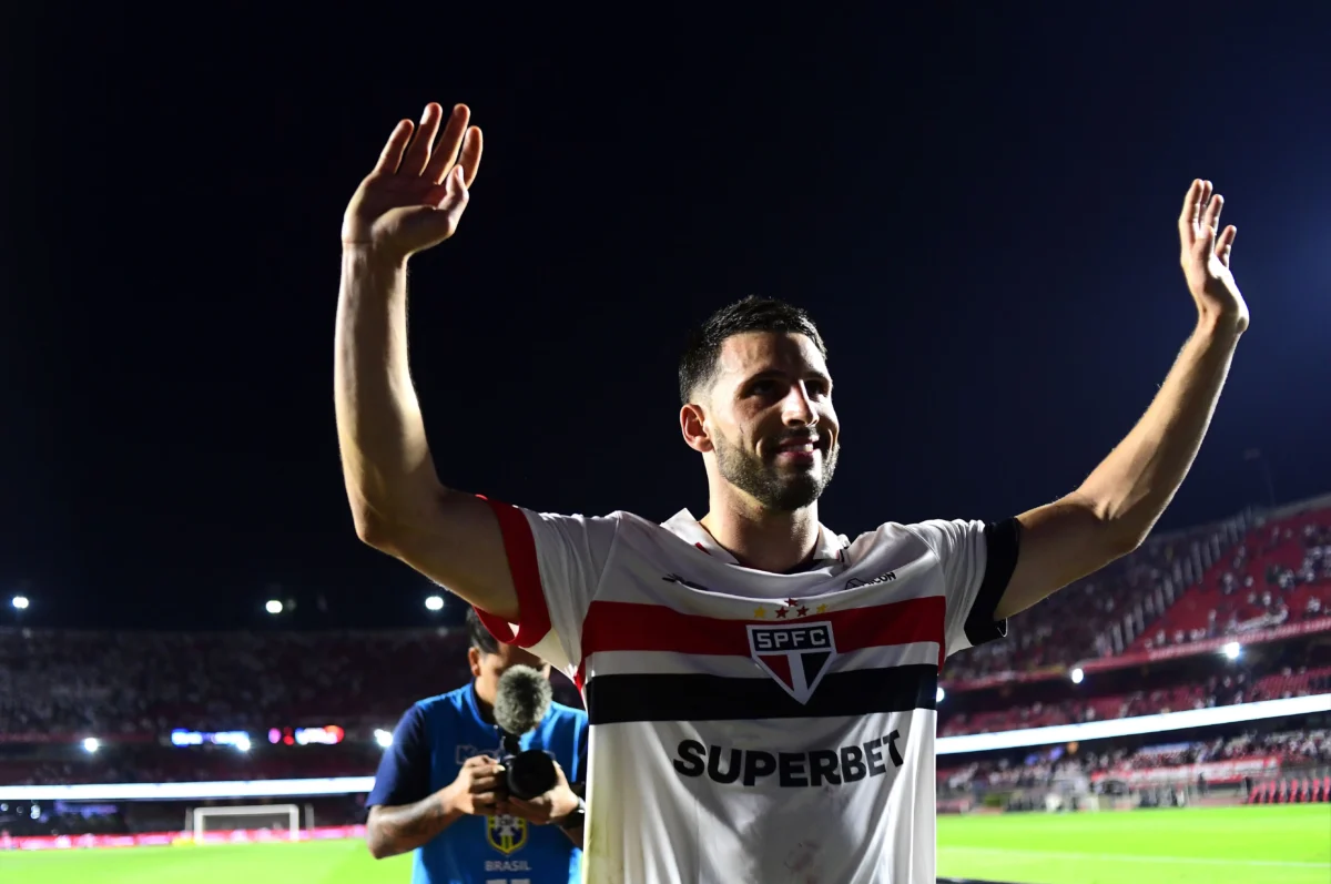 "Calleri Elogia a Entrega do São Paulo em Vitória Sobre o Flamengo: 'Somos o Time da Raça'"