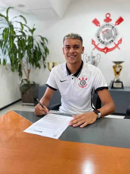 "Ceará contrata zagueiro João Pedro, ex-jogador do Corinthians"