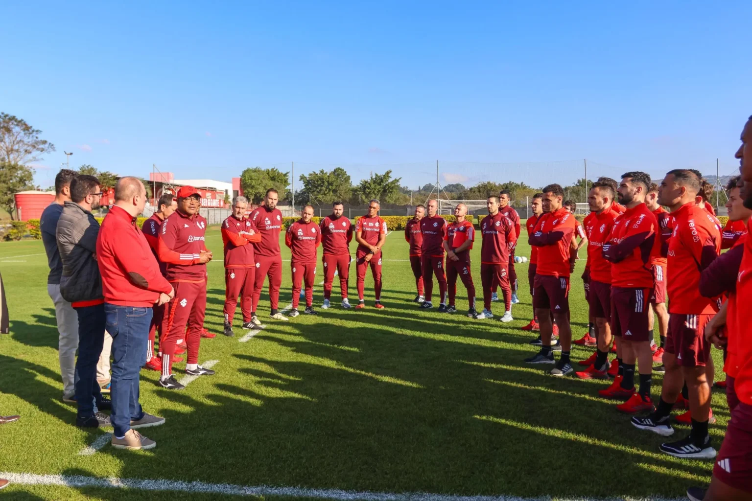 "Clube de Futebol Inter Identifica Necessidade Urgente de Psicólogo para Apoiar Atletas"