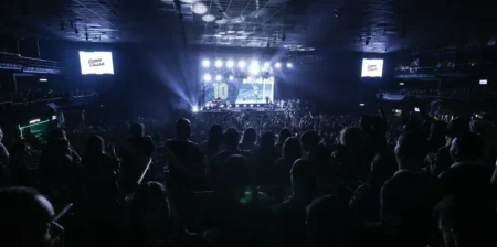 Comediante faz piada com Léo em festa de aniversário do Vasco: "Contratamos o Pelé errado"