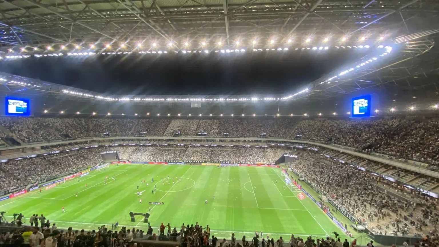 Confronto entre Atlético-MG e San Lorenzo é interrompido após uso de gás de pimenta em tumulto na torcida argentina