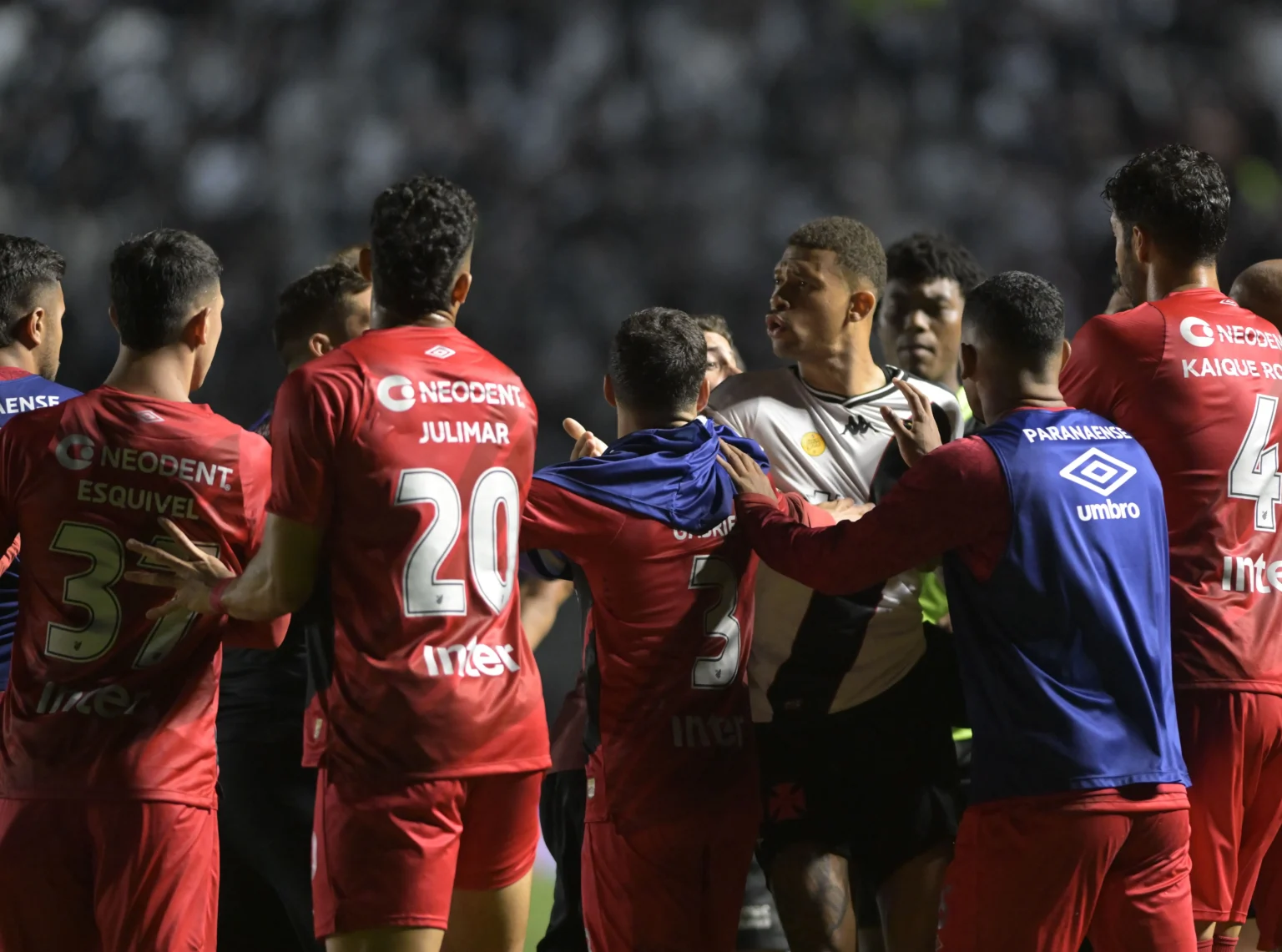 Confusão envolve seguranças do Vasco e jogadores do Athletico-PR após partida