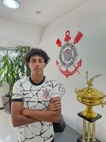 Corinthians desiste de contratar lateral que atuou como goleiro em 2023 após polêmica