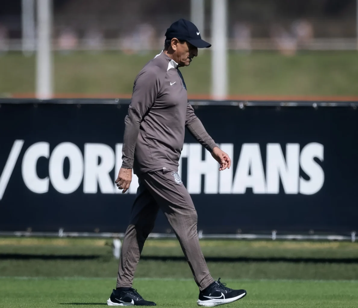 "Corinthians Prepara Duelo Contra o Juventude com Mudanças Estratégicas"