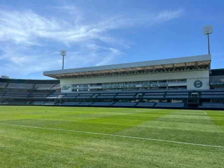 "Couto Pereira Pronto para Receber Grêmio x Fluminense: Últimos Preparativos Revelados em Imagens"