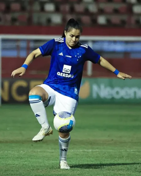 "Cruzeiro's Lateral Player, Limpia Fretes Emotionally Returns to Play After Knee Injury"