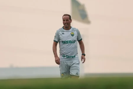 "Cuiabá escala time sem Ramon; Petit improvisa na lateral esquerda contra o Grêmio"