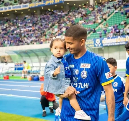 Título otimizado para SEO em Português-BR: Defensor brasileiro marca gol de calcanhar sensacional no Japão e celebra com sua filha; confira