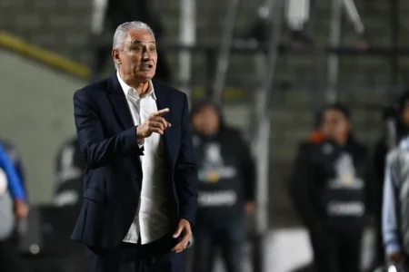 "Desafio na Altitude: O Caos na Viagem do Flamengo à Bolívia com Tite, Cilindros de Oxigênio e Problemas de Saúde"