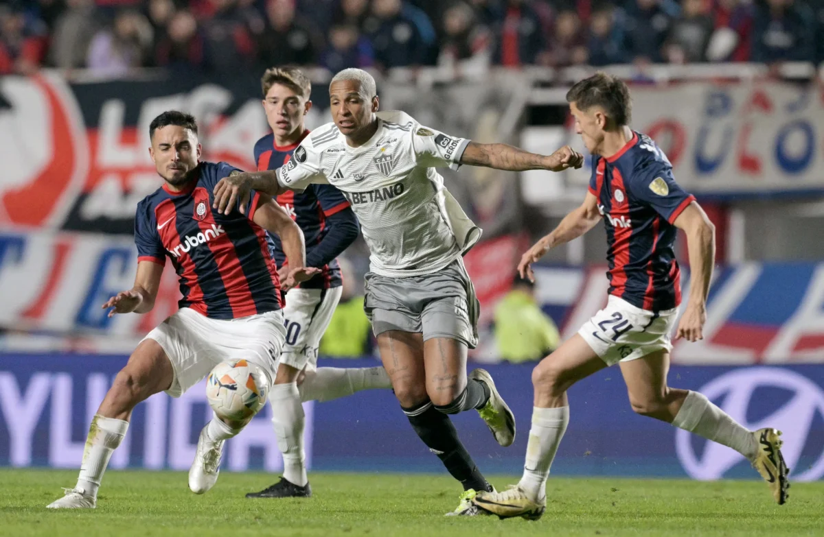 "Deyverson Leva Recado de Torcedor Argentino em Jogo do San Lorenzo x Atlético-MG: 'Aqui Não é Flamengo'"