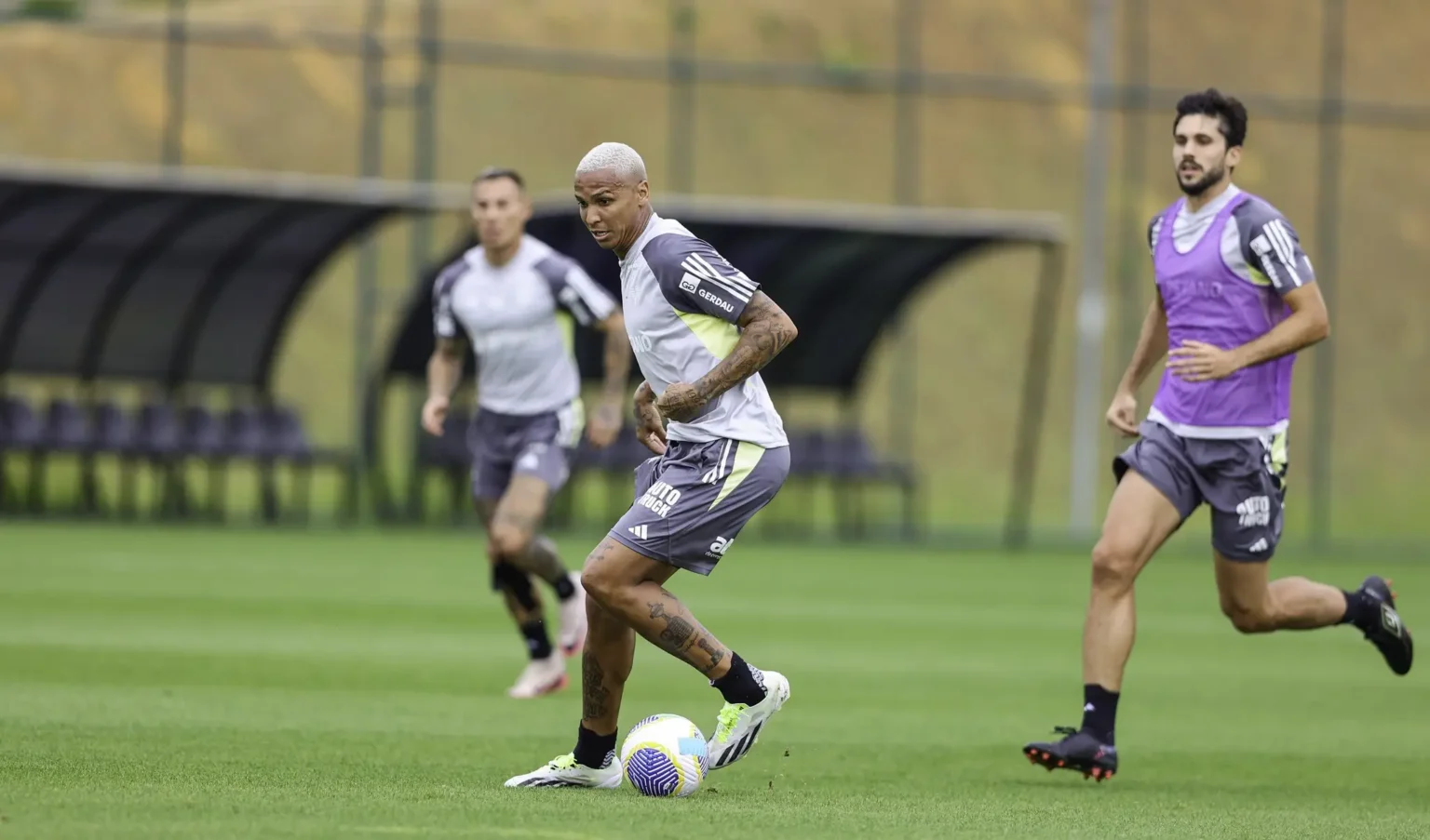 "Deyverson se apresenta no Atlético-MG: Milito não descarta sua estreia no clássico contra o Cruzeiro"