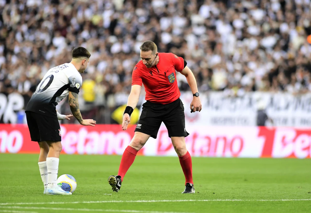 Título otimizado para SEO em Português-BR: "Dirigente do Corinthians Critica Uso do VAR e Arbitragem: 'O Corinthians Não Vai Admitir Isso'"