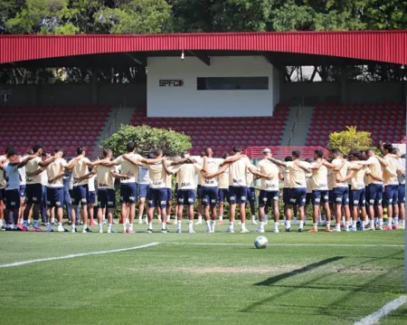 Elenco do São Paulo faz oração em solidariedade ao jogador do Nacional internado