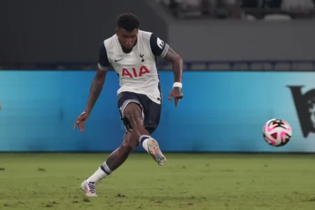 "Emerson Royal considerando transferência do Tottenham para o Milan: Análise da possível mudança"