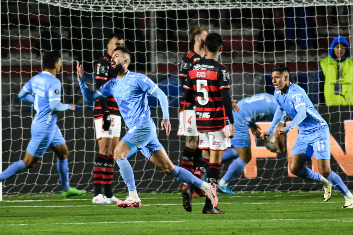 Erros defensivos em lance repetidos soam alarme no Flamengo mesmo com a classificação.