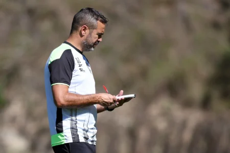 Escalação do Botafogo: Artur Jorge Tem Novas Opções e Dilema no Ataque