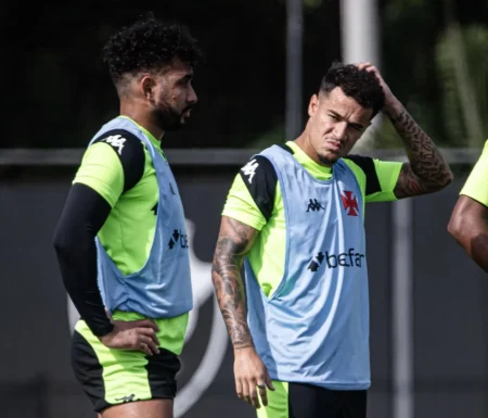 "Escolha Certa para a Escalação do Vasco: Coutinho, Payet ou Ambos?"