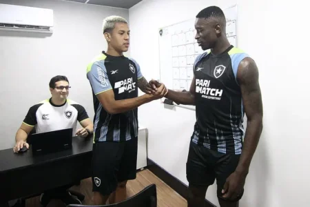 "Estreia de Matheus Martins e Luiz Henrique no Ataque do Botafogo: Reencontro entre Amigos"