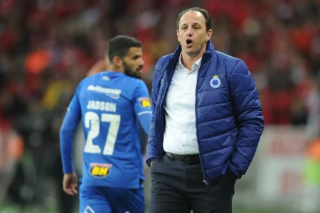 "Ex-Jogador do Cruzeiro, Edilson Relata Conflito com Treinador Rogério Ceni Durante Temporada de Rebaixamento"