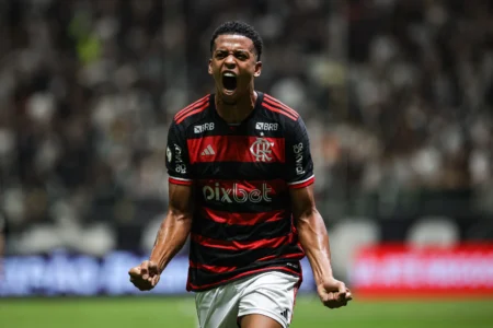 "Flamengo Inscreve Carlinhos e Mais Quatro Jogadores na Libertadores: Entenda as Atualizações"