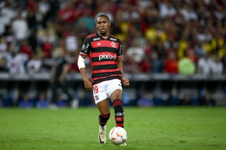 "Flamengo renova contrato de Lorran até 2029 com cláusula rescisória milionária"