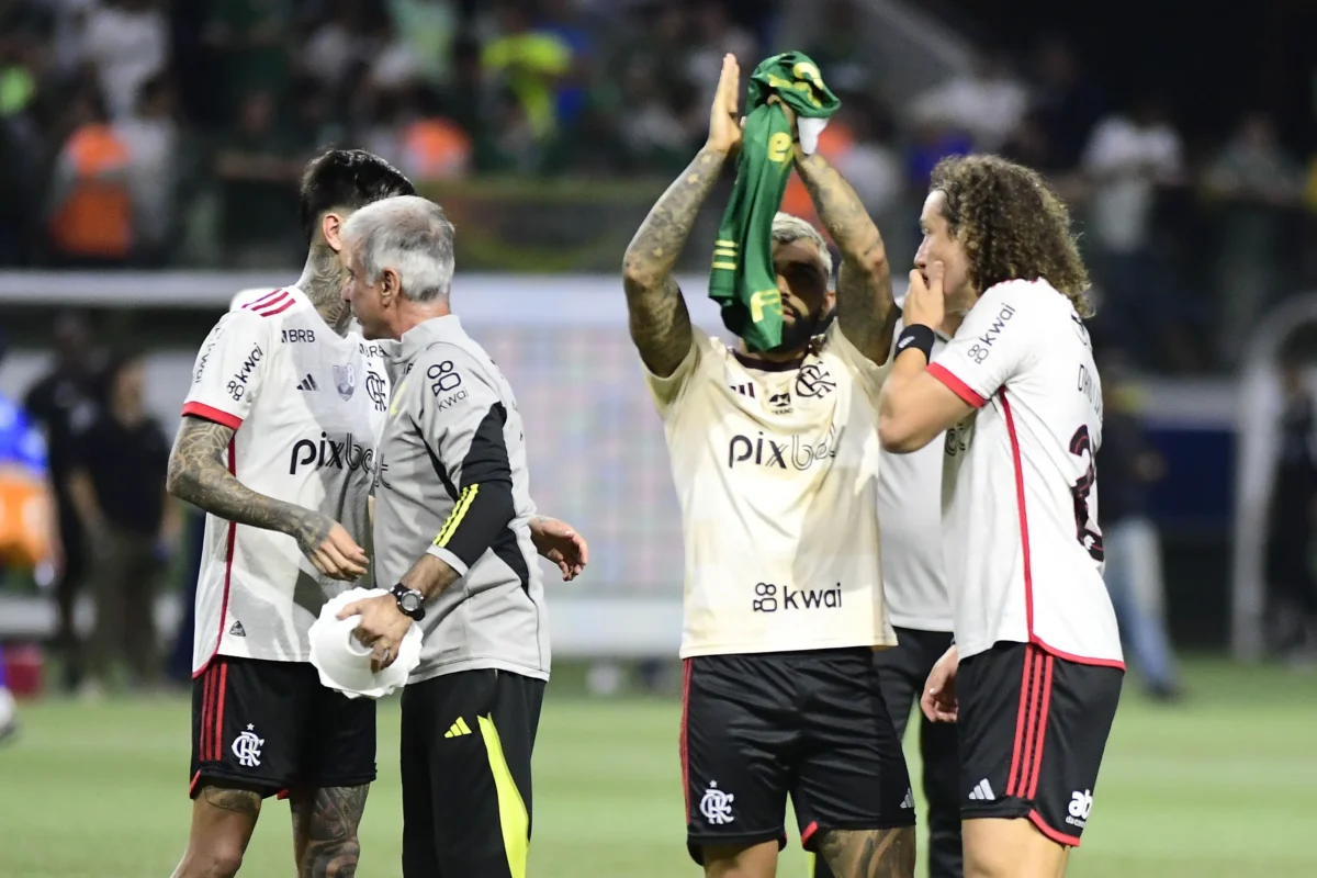 "Gabigol Responde Reclamações de Torcedores do Flamengo Após Segurar Camisa do Palmeiras: 'Vocês Estão Chatos 🤣'"