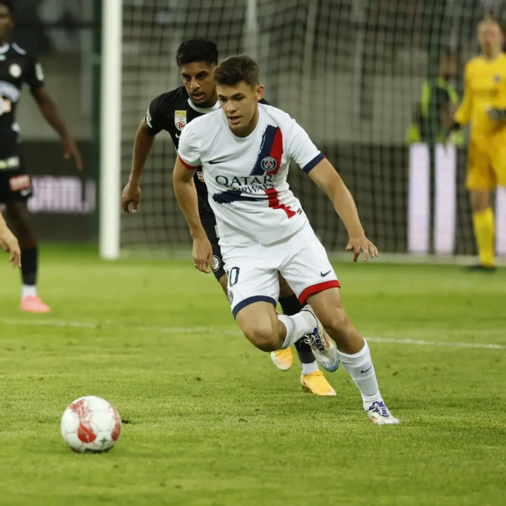 "Gabriel Moscardo, ex-jogador do Corinthians, faz sua estreia pelo Paris Saint-Germain em jogo amistoso"