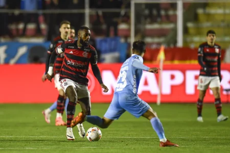 Gerson revela dor de cabeça após jogo do Flamengo: "Jogar aqui não é fácil, é sinistro"