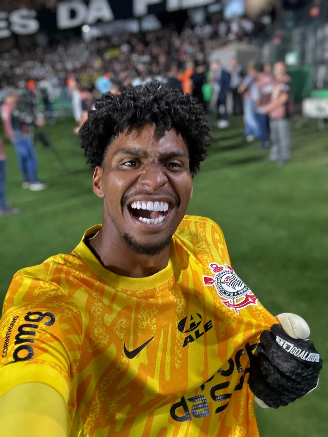 "Goleiro Hugo Souza se destaca ao classificar o Corinthians e revela incerteza sobre sua carreira"