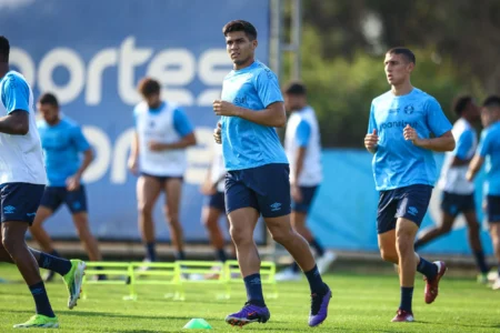 Grêmio enfrenta Athletico em duelo no campo sintético; conheça os destaques