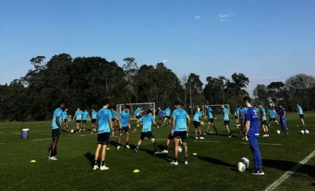 "Grêmio se prepara para as oitavas da Copa do Brasil: Escalação com três zagueiros contra o Corinthians"