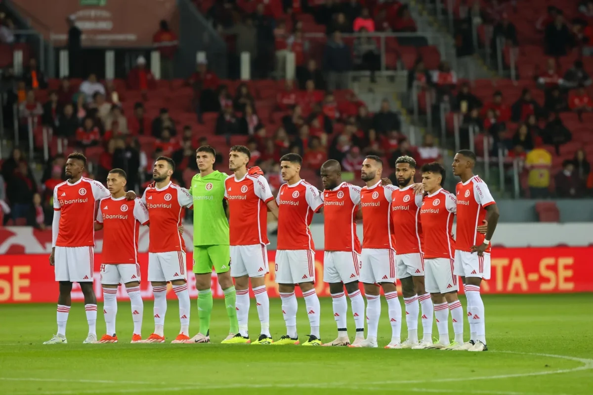 "Inter sob Pressão: Equipe Coletiva Apresenta Desempenho Aquém, mas Wanderson Salvaguarda Empate em Beira-Rio"