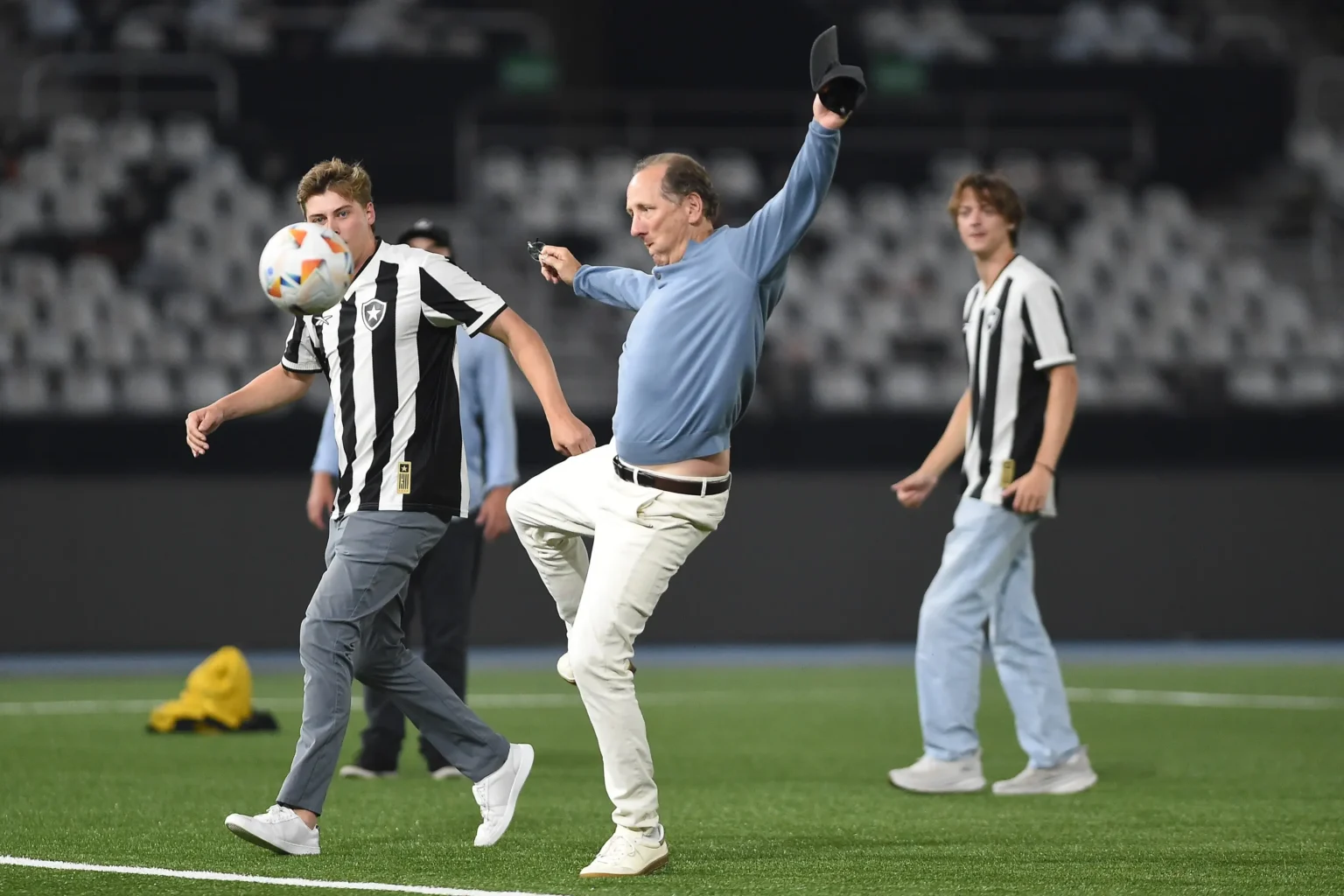 "Jogador do Botafogo celebra vitória contra o Palmeiras no Estádio Nilton Santos"