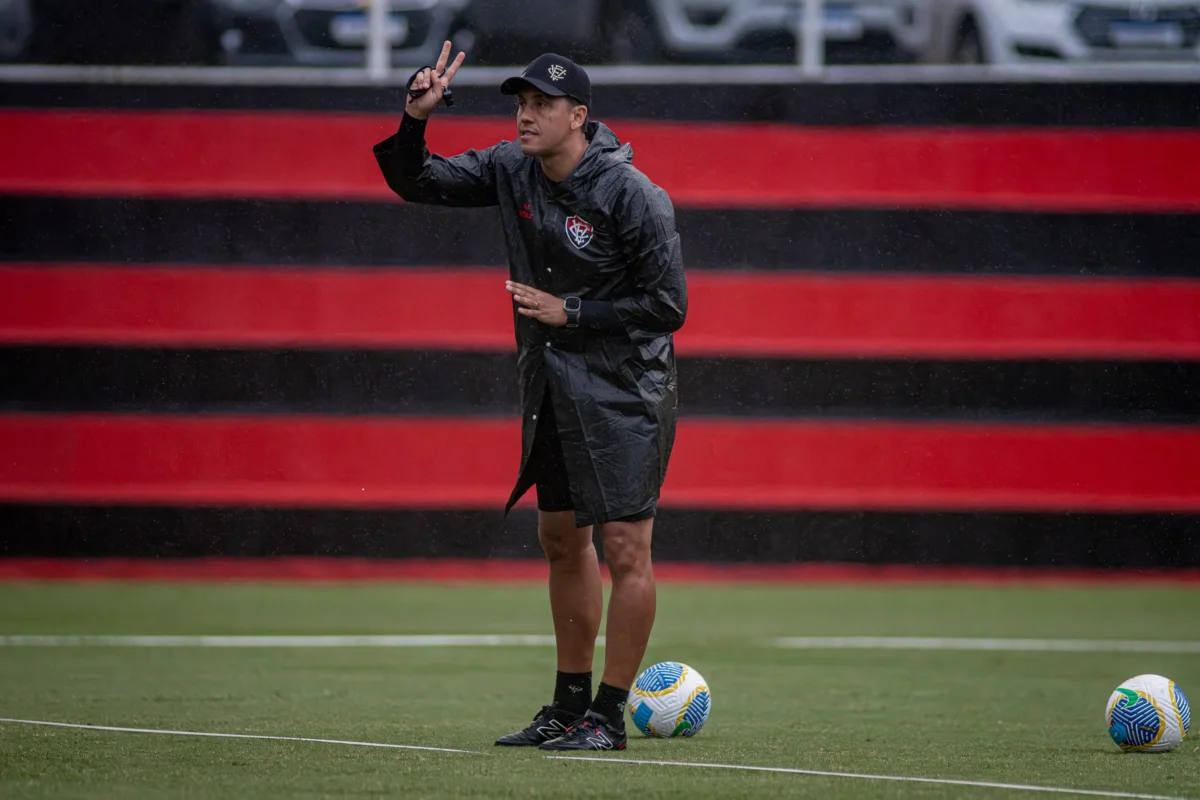 "Jogadores do Vitória, Léo Naldi e Jean Mota, se ausentam parcialmente de treino devido a sintomas de gripe"