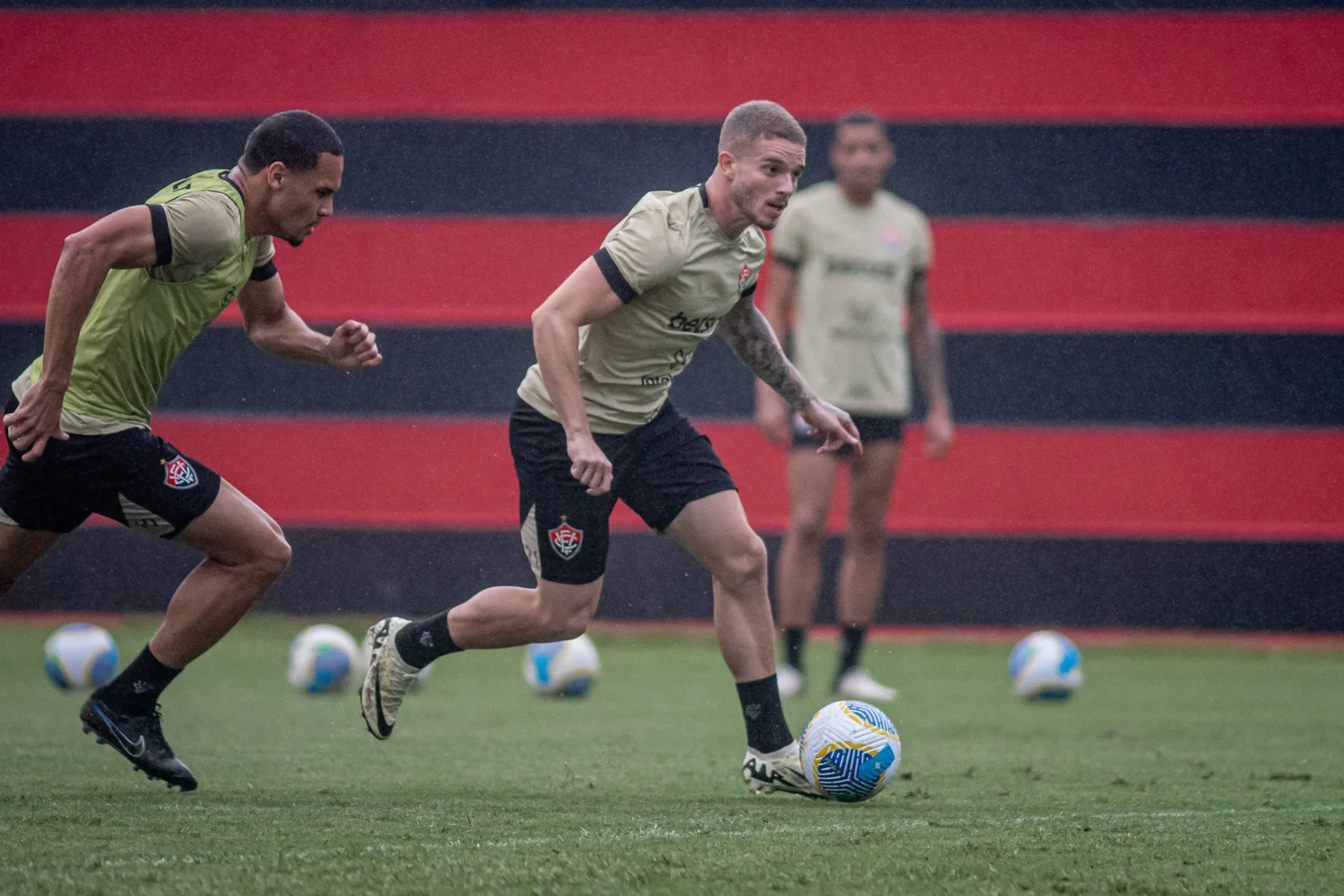 "Jogadores Jean Mota e Léo Naldi retomam treinamentos regulares no Vitória"