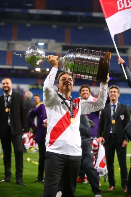 "Marcelo Gallardo Volta a Comandar o River Plate: Uma Notícia Relevante para Fãs e Apreciadores do Futebol Argentino"