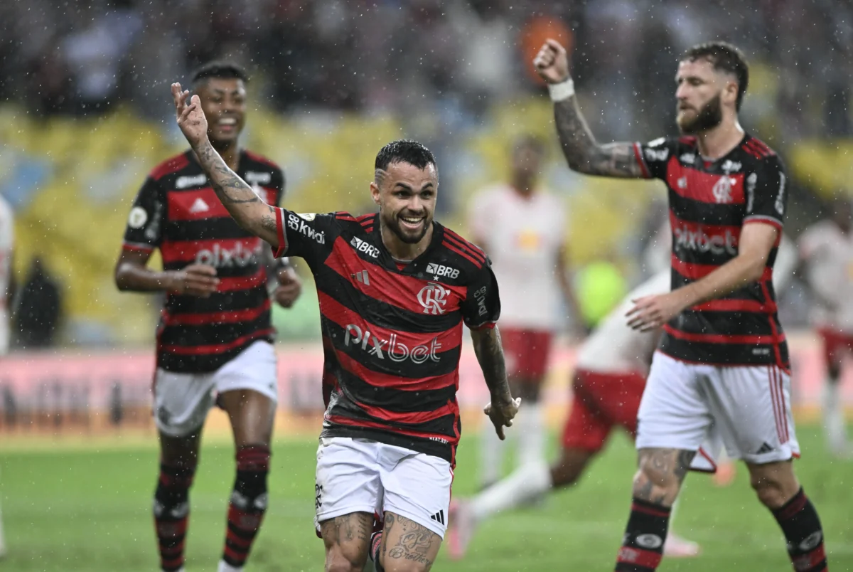 Michael marca gol de cabeça pelo Flamengo: "Ninguém acredita que um jogador baixo vai marcar"