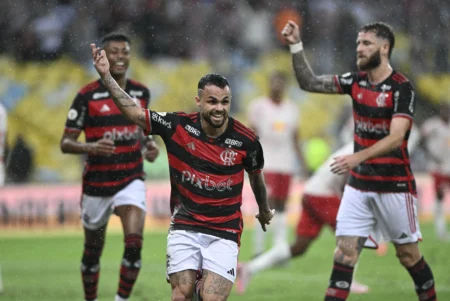 Michael marca gol de cabeça pelo Flamengo: "Ninguém acredita que um jogador baixo vai marcar"